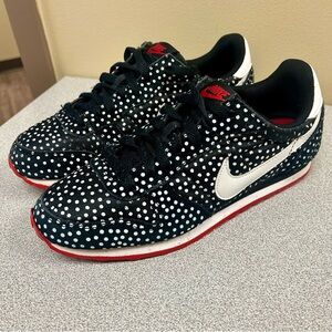 Nike Genicco Black and White Dotted Sneakers women’s 8